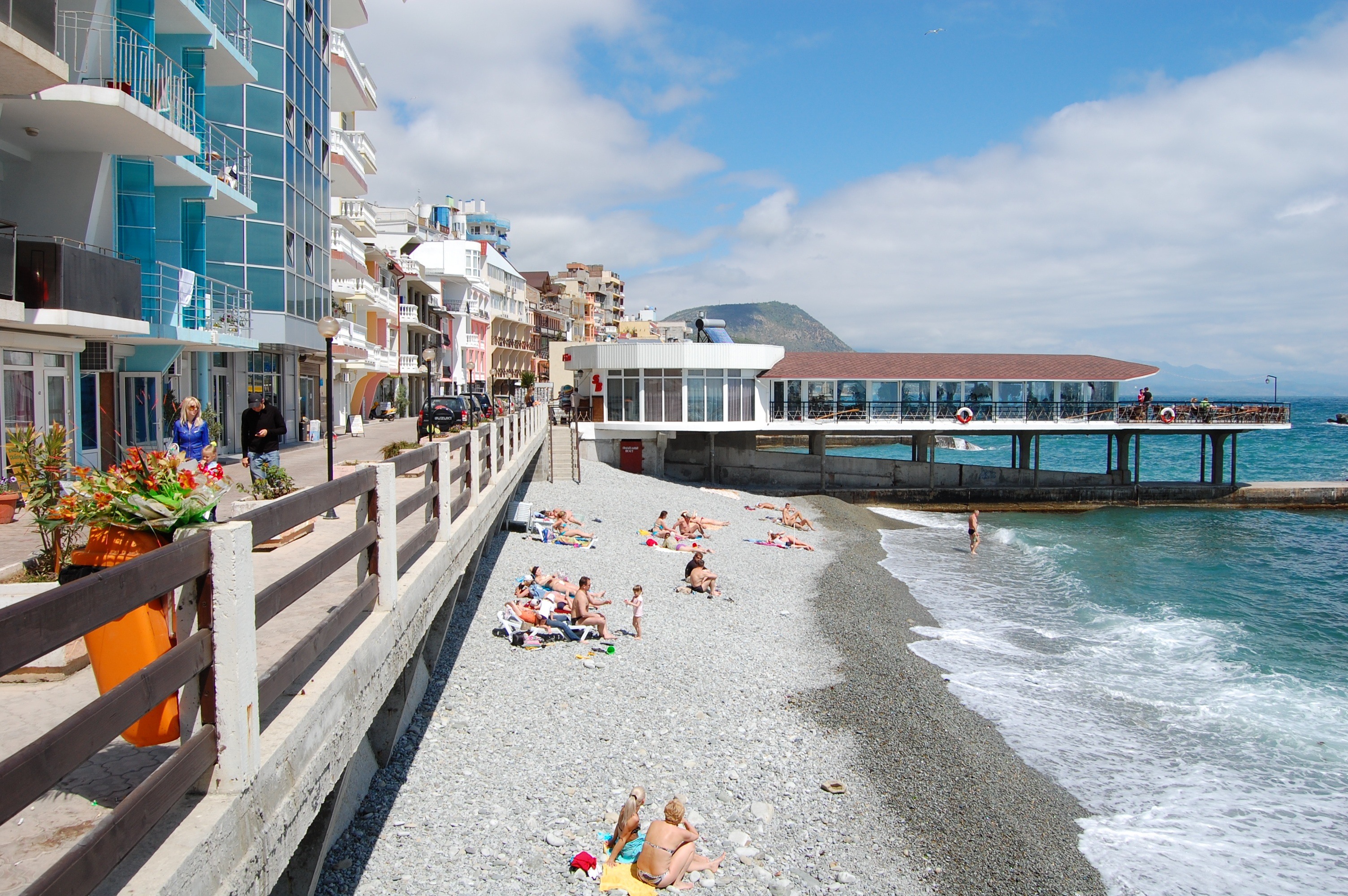 Утес эллинги. Утес Алушта Санта Барбара. Поселок Утес Алушта Крым. Крым поселок Утес Санта Барбара. Пляж Санта Барбара Крым Утес.